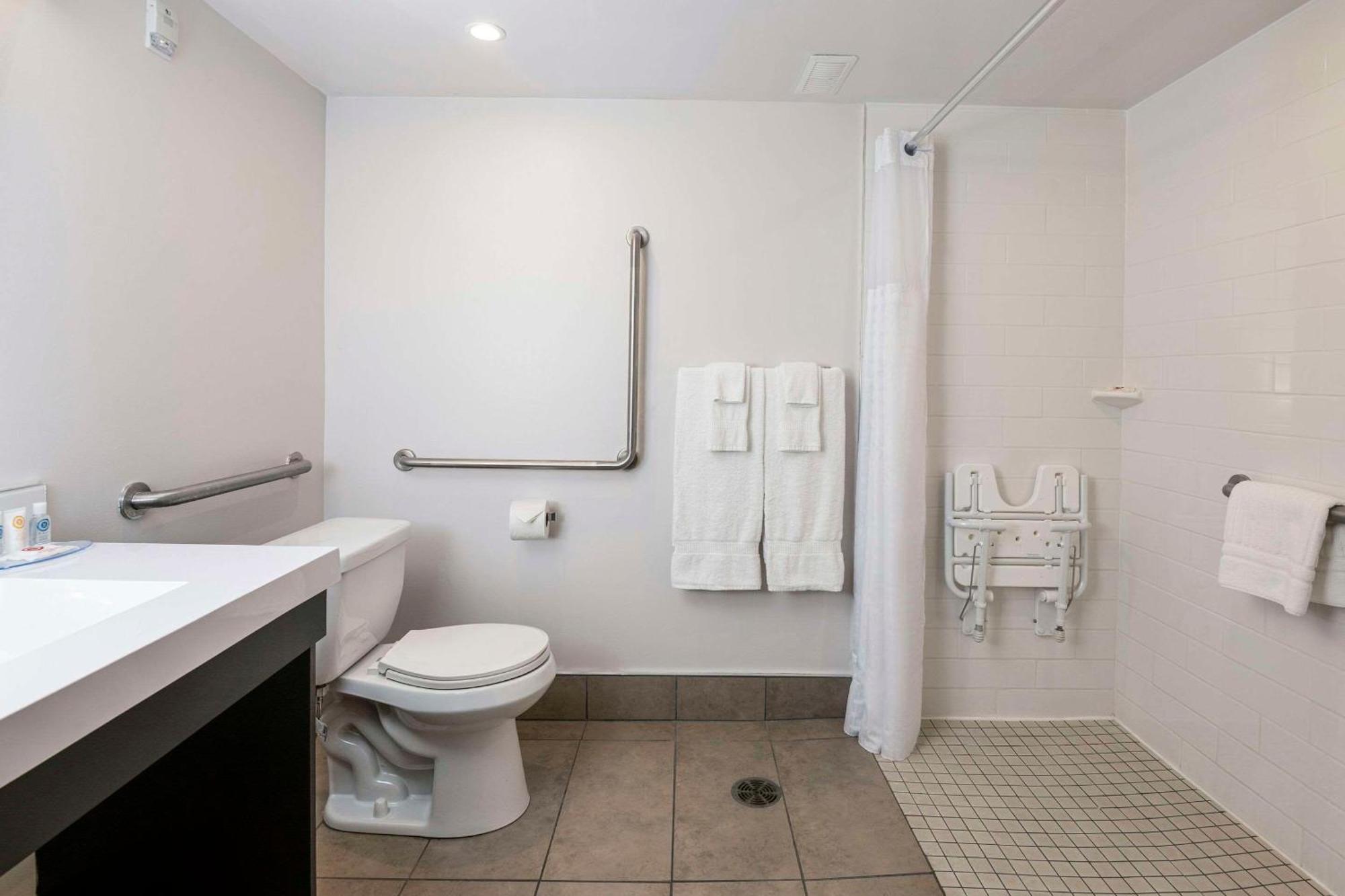 Comfort Suites Kingston Central المظهر الخارجي الصورة